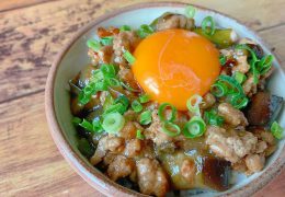 茄子と豚ひき肉のあんかけ丼〜卵黄のせ〜｜醤油大使レシピ