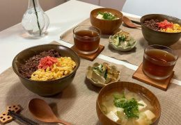 そぼろ丼 / 豆腐と玉ねぎのお味噌汁｜醤油大使レシピ